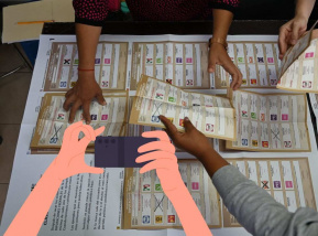 Fotografiando boleta electoral luego de ejercer el voto.