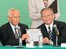 Francisco Rojas, director de la CFE (derecha), y Víctor Fuentes del Villar, secretario general del SUTERM, firmaron el convenio para democratizar la productividad. Foto: Notimex