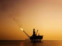 Para este año Pemex tiene permitido arrojar al aire o quemar un promedio de 214,800 millones de pies cúbicos al día, de gas asociado a la producción de petróleo. Foto: Photos.com