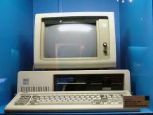 Ahora IBM ya no existe. La compañía vendió su negocio de PCs a Lenovo por 1.75 mil millones de dólares en 2005. Foto: Flickr/ Indinigma