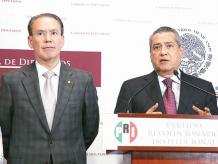 Manlio Fabio Beltrones (derecha), coordinador del PRI en la Cámara de Diputados, en conferencia de prensa. Lo acompaña el legislador Héctor Gutiérrez de la Garza
