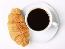 El tomar café por la mañana, cuando hay altos niveles de cortisol tiene dos efectos. Foto: Photos.com