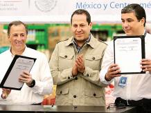 Guilherme Loureiro, presidente de Walmart (derecha), firmó una Declaración con la Sedesol, que encabeza José Antonio Meade (izquierda); estuvo Eruviel Ávila, gobernador del Estado de México (centro). Foto: Luis Enrique Olivares