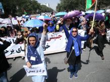 Miles de manifestantes marchan hacia el centro de Kabul, en Afganistán. Foto: AP