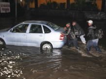 Para que el seguro cubra daños por inundación a tu auto es necesario contar con una cobertura amplia. Foto: Cuartoscuro