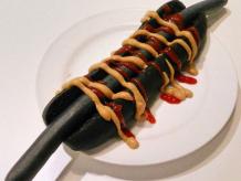El hot dog negro o “Ninja Dog” se ha puesto de moda en Japón y se vende en promedio en 60 pesos mexicanos. Foto tomada de Instagram