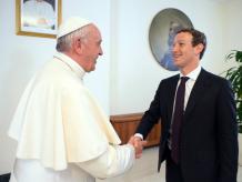 El papa Francisco se reunió este lunes con el fundador y director general de Facebook Mark Zuckerberg, y con su esposa Priscilla Chan, en el Vaticano. Foto: AP