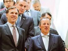 El ministro de Finanzas de Canadá, Bill Morneau, y el secretario  de Hacienda, José Antonio Meade, al salir de una conferencia.  Foto: Especial