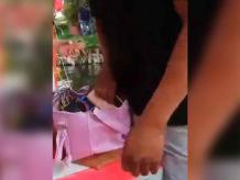 Un video exhibió el momento en que un hombre intenta provechar el descuido de unas mujeres que graban la pelea entre sujetos en estado de ebriedad en las trajineras de Xochimilco para intentar robar un teléfono celular. Foto: Captura video