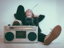 La radio es un medio de comunicación que probablemente nunca morirá, por eso es importante saber cual es la diferencia entre la AM y la FM. Foto: Pixabay