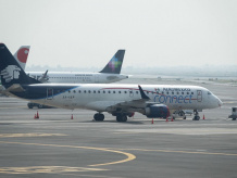 Avión de Aeromexico en la pista del AICM