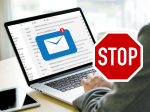 Pantalla de computadora con correo electrónico recibido y un letrero de Stop
