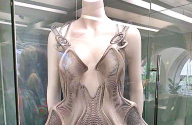 Este vestido fue fabricado en una impresora 3D y emite una cortina de humo cuando alguien viola el espacio personal de quien lo viste. Foto: Especial