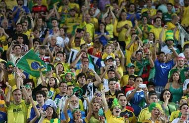 Ahora las banderas y las camisetas de futbol han desaparecido de las tiendas brasileñas. Foto: Especial