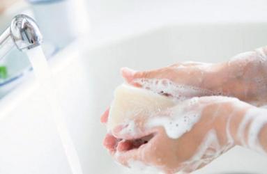 Los gérmenes pueden vivir en las barras de jabón sin causar daños a la salud. Foto: Getty.