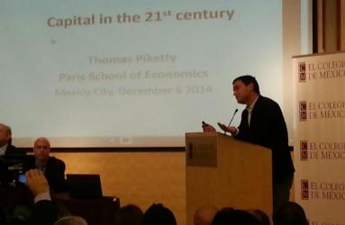 El economista francés Thomas Piketty presentó la edición en español de su libro 