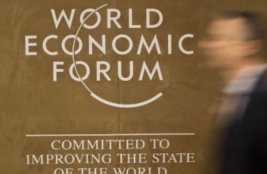 Logotipo del World Economic Forum y la sombra de una persona. 