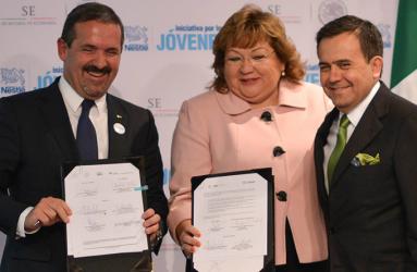 Marcelo Melchior, Presidente Ejecutivo y Presidente de Consejo de Administración de Nestlé México e Ildefonso Guajardo, Secretario de Economía, durante la firma de convenio 