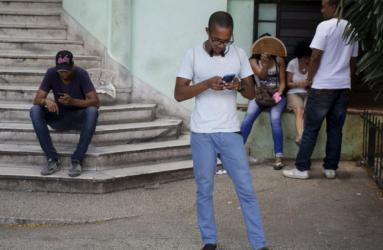 El uso del WI-FI e internet, tiene “locos” a los cubanos por estar en las redes. Foto: Reuters