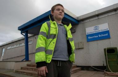 Aron Anderson es un niño de 10 años que vive en la pequeña isla de Out Skerries, y literalmente, él es el único alumno en su escuela. Foto: scotlandnow.dailyrecord.co.uk.
