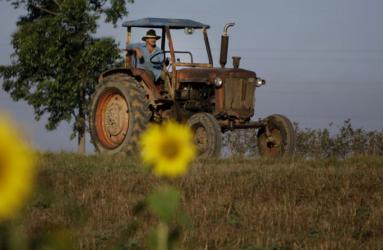 La planta de tractores de Oggun, que lleva el nombre de un dios de la Santería afrocubana, ensamblará piezas disponibles de forma comercial para fabricar un tractor de 25 caballos. Foto: AP
