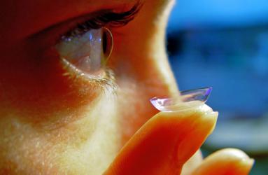 ¿Crees que usar lentes de contacto en vez de armazones es mejor? Quizá debas reconsiderar tu opinión. Foto: Visual Hunt