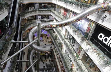 Centro comercial chino cambia las escaleras por un enorme tobogán