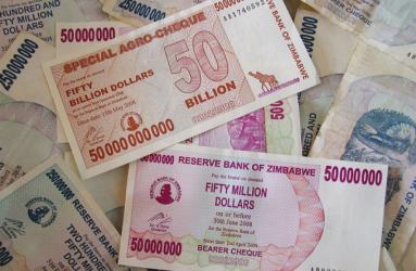 Un billete de 100 billones de dólares zimbabuenses valía apenas 40 centavos de dólar estadounidense en abril del 2016. Foto: Flickr