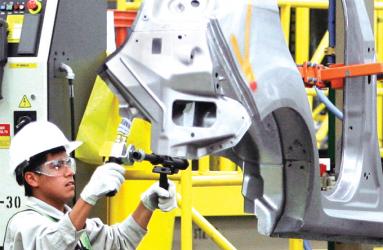 El sector de la manufactura sorprendió con una baja en el mes. Foto: AP