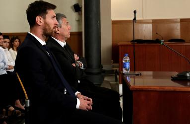 El astro argentino del Barcelona y su padre estaban acusados de defraudar en 4.2 millones de euros a la Hacienda española entre el 2007 y el 2009. Foto: AP