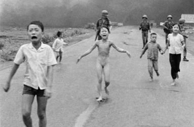 La fotografía tomada en 1972 por el noruego Nick Ut se convirtió en una de las imágenes más representativas de la Guerra de Vietnam. Foto: AP