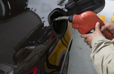 Los precios de los combustibles disminuirán dos centavos respecto al precio vigente de este lunes. Foto: Getty