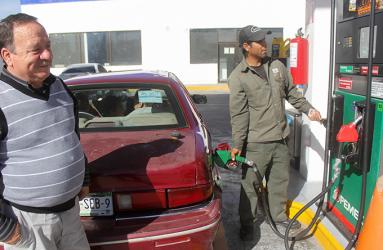 El órgano regulador informó que el precio mínimo de la gasolina Magna será de 15.26 pesos, el de la Premium en 16.99 pesos y el del diésel en 16.21 pesos por litro. Foto: Archivo Cuartoscuro
