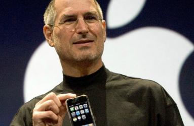 El icónico teléfono de Apple surgió por el rencor que Steve Jobs tenía contra un ejecutivo de Microsoft. Foto: YouTube.