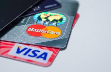 Ya sea para tarjetas de crédito o débito, hay dos sellos que distinguen a estos plásticos: Visa y MasterCard. Foto: Pixabay.