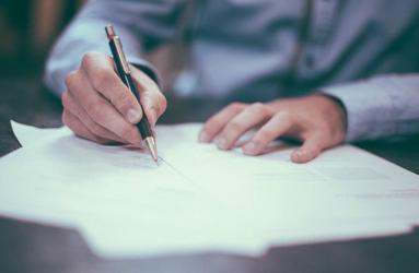 El testamento realizado ante notario es la única manera legal de heredar bienes. Foto: Pixabay.