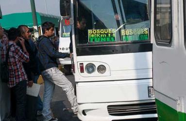 Microbuseros de la Ciudad de México solicitaron que cada año se aumente la tarifa del transporte público concesionado con respecto a la inflación. Foto: Excélsior.