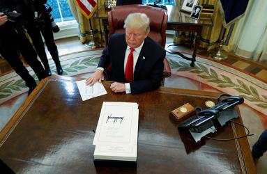 El presidente de Estados Unidos indicó que la aprobación de la ley está generando ya una positiva reacción en la iniciativa privada. Foto: Reuters