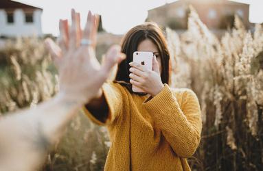 La presencia de dispositivos digitales y de actividad 'online' está cambiando el papel de la privacidad y la transparencia en las relaciones de pareja. Foto: Pixabay