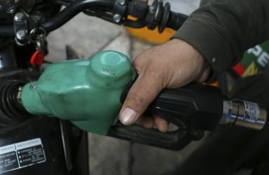 Los “huachicoles” mantienen en 12 pesos el litro de gasolina premium y en 10 pesos el combustible tipo magna. Foto: Cuartoscuro.