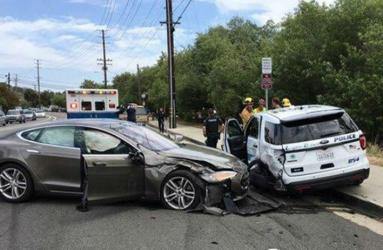 Un auto Tesla chocó contra un vehículo policial que estaba estacionado en Laguna Beach, California, Estados Unidos. Foto: Reuters