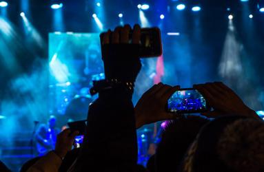 En el momento en que sacas tu teléfono y tomas una foto o grabas un video de un concierto, podrías estar perdiendo parte de tu capacidad para recordarlo. Foto: Pixabay
