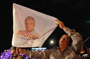 Poco después del cierre de urnas, a las 20:00 horas, empezaron a acudir a la plaza central de la capital mexicana seguidores de López Obrador. Foto: Cuartoscuro