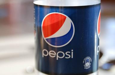 Pepsi se enfrentó a Coca-Cola en mercadotecnia y precios, además de lanzar una campaña para reavivar las ventas de refrescos. Foto: Pixabay.