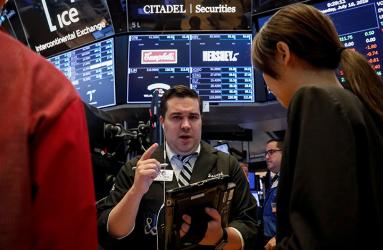 El mercado bursátil local cerró en línea con los índices accionarios de Wall Street. Foto: Reuters