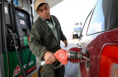 La mezcla de etanol al diez por ciento en las gasolinas permitirá reducir hasta en dos pesos el precio. Foto: Cuartoscuro