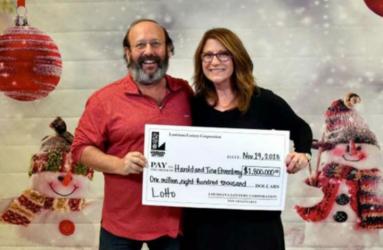 Una pareja en Estados Unidos encontró un billete de lotería premiado mientras realizaba la limpieza; ganaron 1.8 millones de dólares. Foto: Especial