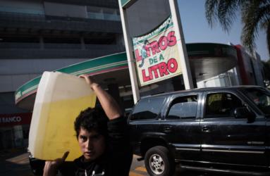 Según The Wall Street Journal, el nivel de importación de gasolinas de EU a México muestra un descenso (cifras en miles de barriles al día). Foto: Cuartoscuro