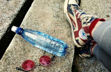 Además de contribuir a la contaminación del medio ambiente, el uso de botellas de plástico puede afectar tu salud y tu bolsillo. Foto: Pixabay