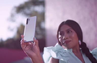Yalitza Aparicio protagoniza campaña de Huawei y luce increíble